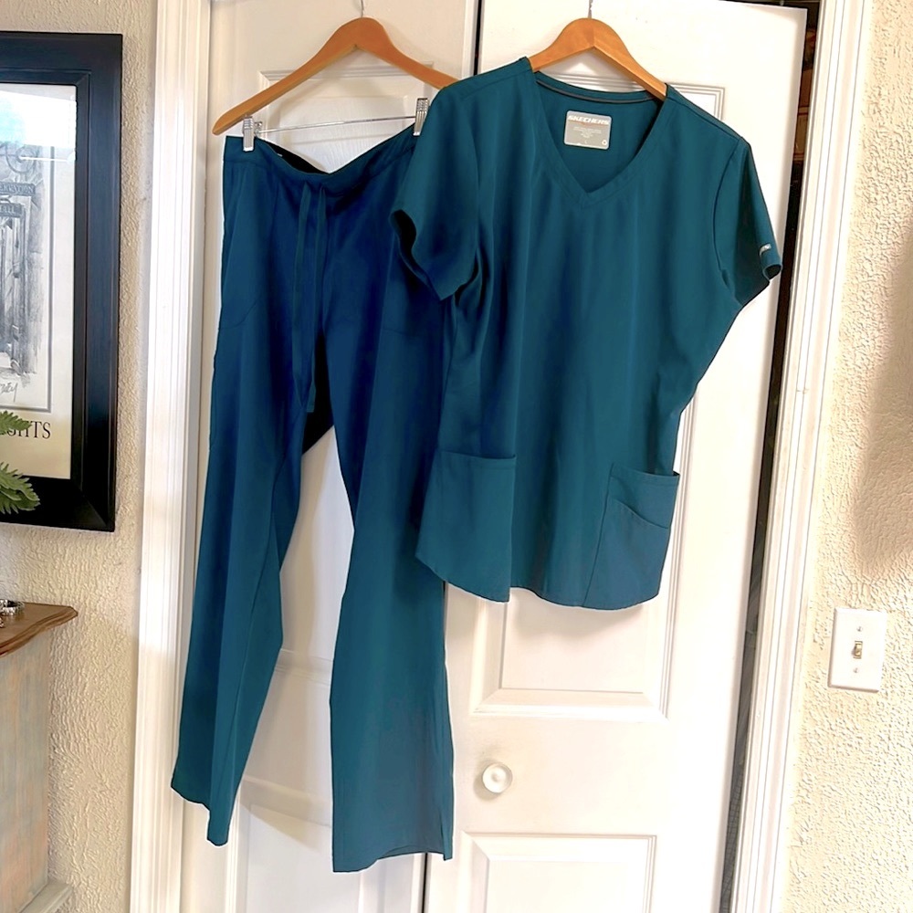 Sketchers scrub set Large